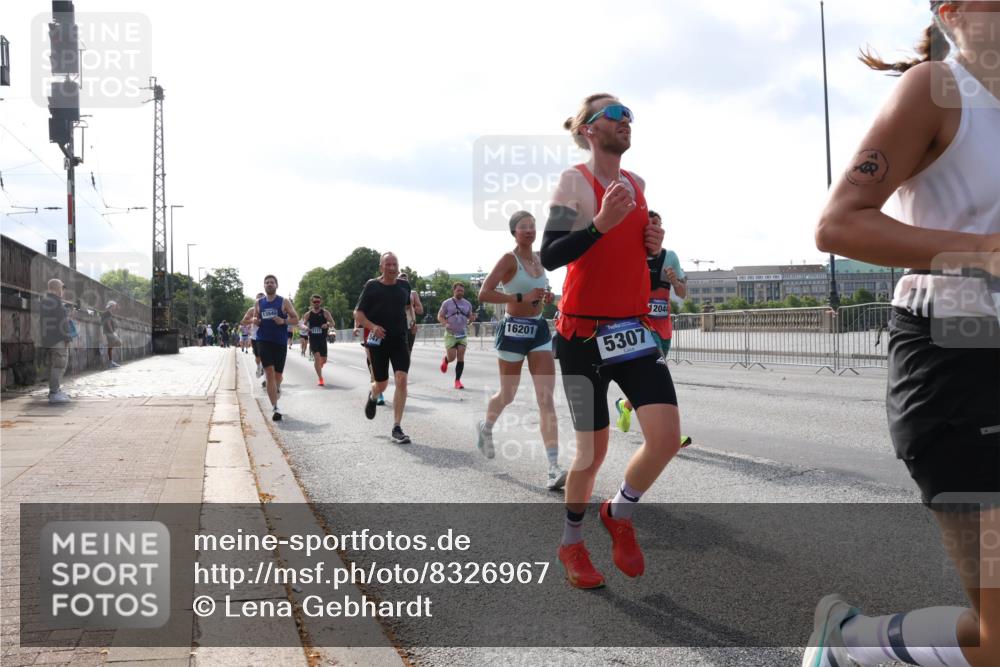 29.06.2025 - hella hamburg halbmarathon Lena Gebhardt http://msf.ph/oto/8326967 29.06.2025 09:48:41 Lombardsbrücke 13940, 16201, 5307, 12044, 1042, 1290, 1505, 1710, 2262, 2399, 2767, 3480, 3547, 4062, 4359, 4381, 4860, 5003, 5124, 5307, 5554, 5709, 6829, 6993, 7152, 7154, 7482, 7884, 8002, 8121, 8571, 8933, 9403, 9643, 10190, 10404, 10738, 10793, 10852, 11177, 11929, 12044, 12051, 12488, 12514, 12916, 13137, 13372, 13483, 13595, 13940, 13975, 14875, 15931, 15959, 16119 meine-sportfotos.de
