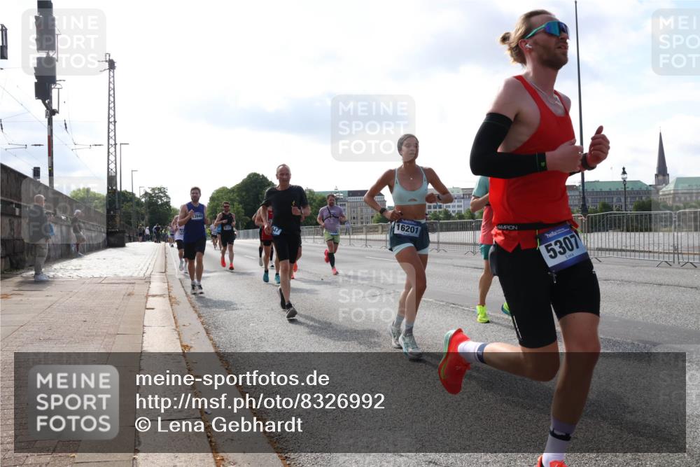 29.06.2025 - hella hamburg halbmarathon Lena Gebhardt http://msf.ph/oto/8326992 29.06.2025 09:48:41 Lombardsbrücke 3940, 16201, 5307, 212, 1042, 1290, 1505, 1710, 2262, 2399, 2767, 3480, 3547, 4062, 4359, 4381, 4860, 5003, 5124, 5307, 5554, 5709, 6829, 6993, 7152, 7154, 7482, 7884, 8002, 8121, 8571, 8933, 9403, 9643, 10190, 10404, 10738, 10793, 10852, 11177, 11929, 12044, 12051, 12488, 12514, 12916, 13137, 13372, 13483, 13595, 13940, 13975, 14875, 15931, 15959, 16119 meine-sportfotos.de