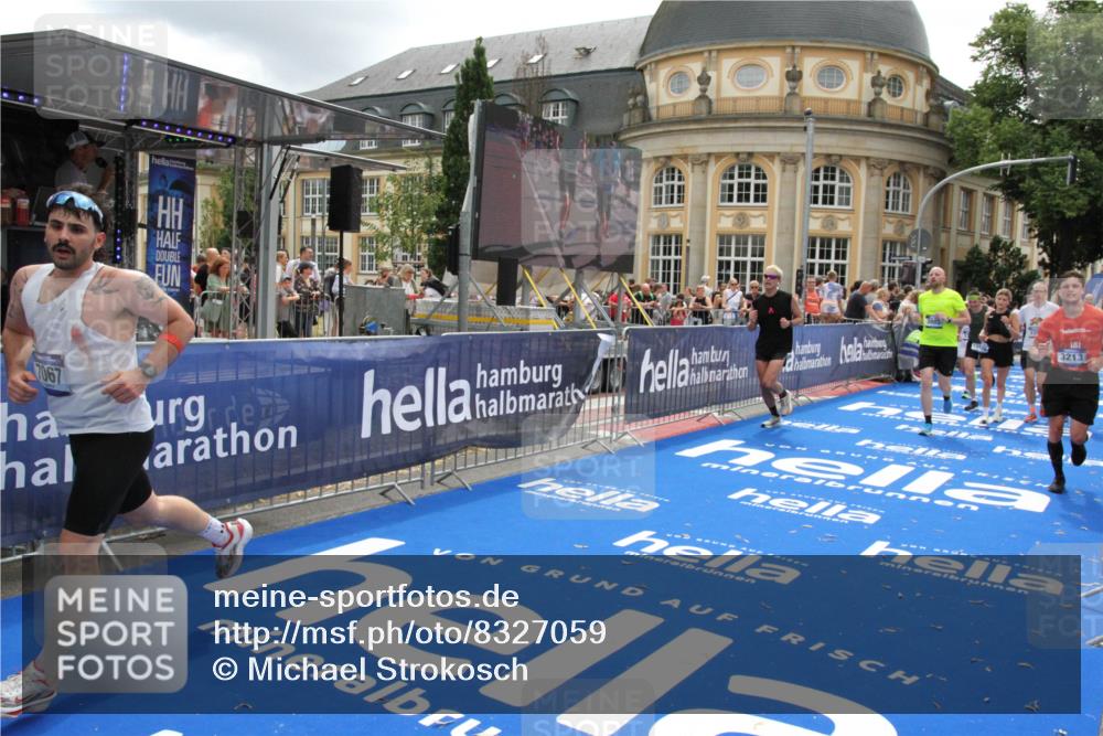 29.06.2025 - hella hamburg halbmarathon Michael Strokosch http://msf.ph/oto/8327059 29.06.2025 10:49:01 Ziel 1381, 1452, 2260, 3213, 3985, 7067, 7297, 8821, 8889, 9661, 9695, 12534, 13009, 13183, 13688, 13976, 18873 meine-sportfotos.de