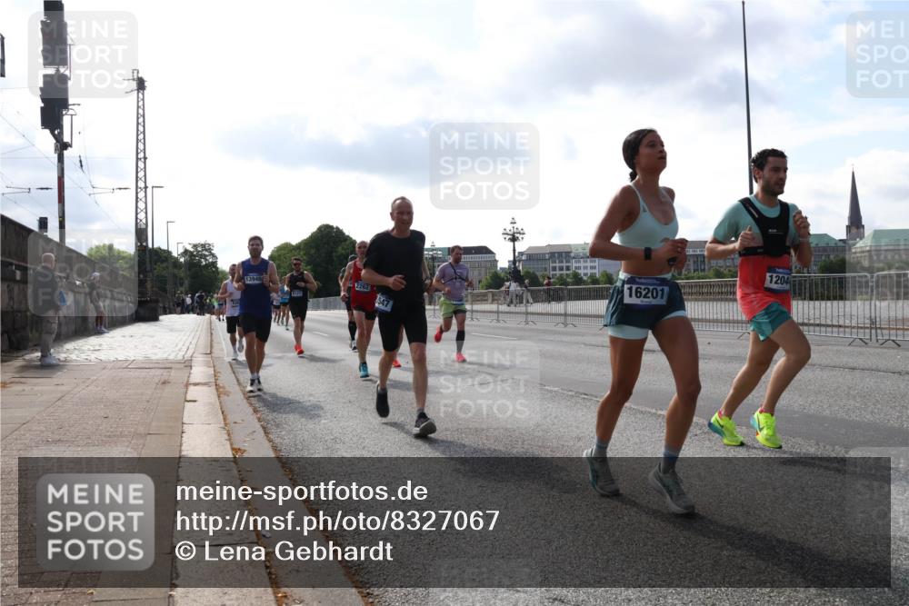 29.06.2025 - hella hamburg halbmarathon Lena Gebhardt http://msf.ph/oto/8327067 29.06.2025 09:48:42 Lombardsbrücke 13940, 547, 16201, 1204, 1042, 1290, 1505, 1571, 1710, 2262, 2399, 2767, 3480, 3547, 4062, 4359, 4381, 4860, 5003, 5124, 5307, 5554, 5709, 6993, 7152, 7154, 7310, 7482, 7884, 8002, 8121, 8571, 8933, 9403, 9643, 10190, 10404, 10738, 10793, 10852, 11106, 11177, 11929, 12044, 12051, 12488, 12514, 12916, 13137, 13372, 13483, 13940, 13975, 14875, 15931, 15959, 16119 meine-sportfotos.de