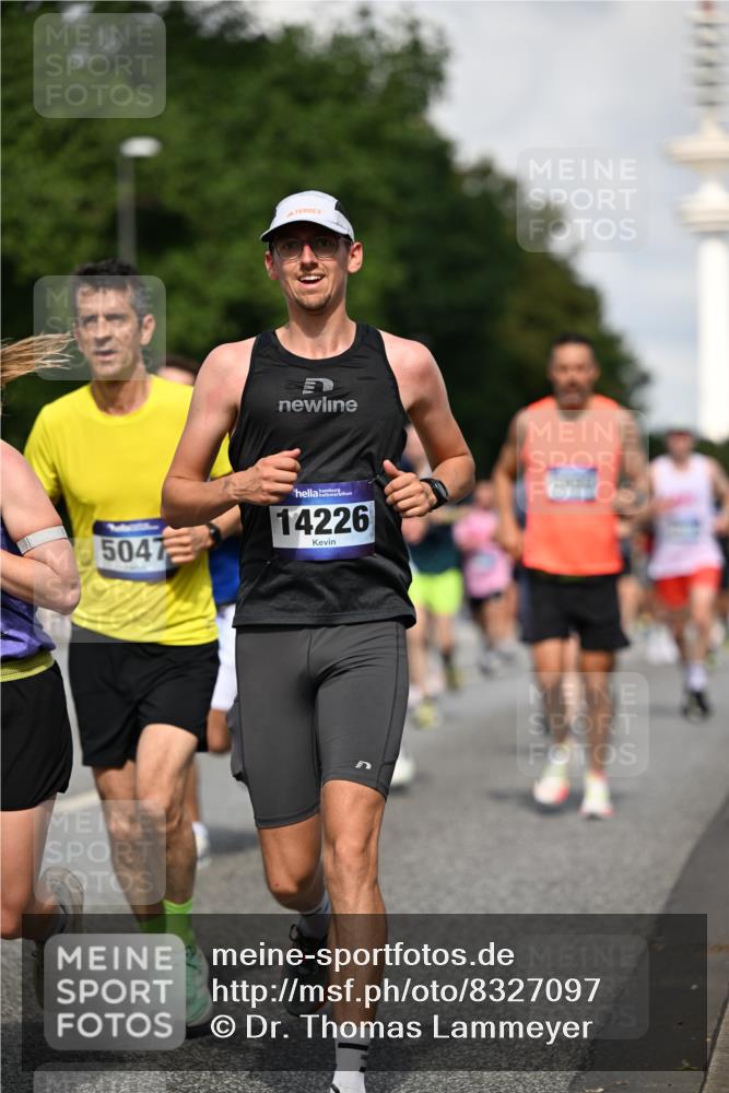 29.06.2025 - hella hamburg halbmarathon Dr. Thomas Lammeyer http://msf.ph/oto/8327097 29.06.2025 09:55:42 Kennedybrücke 1057, 1312, 1353, 1569, 1763, 2880, 3437, 3618, 3697, 4565, 4871, 5014, 5047, 5129, 5231, 5336, 5690, 5987, 6700, 6711, 6770, 7185, 7710, 8074, 8564, 8900, 9358, 9547, 9659, 10691, 10978, 11021, 11062 meine-sportfotos.de