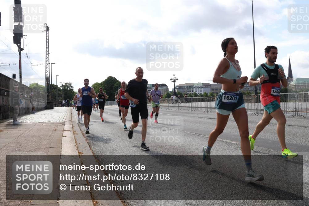 29.06.2025 - hella hamburg halbmarathon Lena Gebhardt http://msf.ph/oto/8327108 29.06.2025 09:48:42 Lombardsbrücke 438, 13946, 8121, 2262, 16201, 1204, 1042, 1290, 1505, 1571, 1710, 2262, 2399, 2767, 3480, 3547, 4062, 4359, 4381, 4860, 5003, 5124, 5307, 5554, 5709, 6993, 7152, 7154, 7310, 7482, 7884, 8002, 8121, 8571, 8933, 9403, 9643, 10190, 10404, 10738, 10793, 10852, 11106, 11177, 11929, 12044, 12051, 12488, 12514, 12916, 13137, 13372, 13483, 13940, 13975, 14875, 15931, 15959, 16119 meine-sportfotos.de