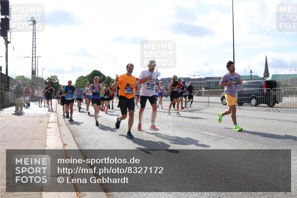 29.06.2025 - hella hamburg halbmarathon Lena Gebhardt http://msf.ph/oto/8327172 29.06.2025 10:00:17 Lombardsbrücke 891, 6104, 7155, 18808, 19153, 1006, 1019, 1125, 1180, 1239, 1264, 1526, 1544, 1568, 1681, 1834, 1914, 2027, 2086, 2099, 2159, 2346, 2348, 2364, 2426, 2447, 2582, 2584, 2606, 2652, 2676, 2677, 2730, 2910, 2982, 3042, 3177, 3181, 3319, 3400, 3794, 3836, 3861, 3898, 4013, 4231, 4419, 4579, 4594, 4632, 4767, 4772, 4796, 4813, 4940, 4945, 5015, 5134, 5272, 5341, 5643, 5728, 6082, 6084, 6104, 6174, 6201, 6202, 6220, 6260, 6462, 6470, 6581, 6587 meine-sportfotos.de