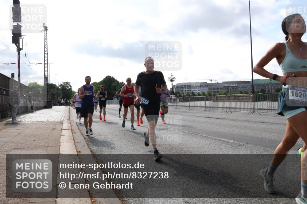 29.06.2025 - hella hamburg halbmarathon Lena Gebhardt http://msf.ph/oto/8327238 29.06.2025 09:48:42 Lombardsbrücke 4381, 3940, 8121, 547, 16207, 1042, 1290, 1505, 1571, 1710, 2262, 2399, 2767, 3480, 3547, 4062, 4359, 4381, 4860, 5003, 5124, 5307, 5554, 5709, 6993, 7152, 7154, 7310, 7482, 7884, 8002, 8121, 8571, 8933, 9403, 9643, 10190, 10404, 10738, 10793, 10852, 11106, 11177, 11929, 12044, 12051, 12488, 12514, 12916, 13137, 13372, 13483, 13940, 13975, 14875, 15931, 15959, 16119 meine-sportfotos.de