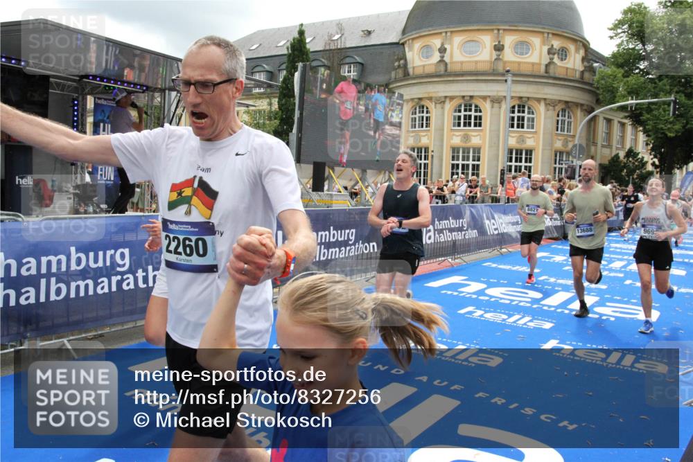 29.06.2025 - hella hamburg halbmarathon Michael Strokosch http://msf.ph/oto/8327256 29.06.2025 10:49:05 Ziel 1381, 1452, 2260, 3213, 3985, 4847, 4890, 7297, 8302, 8821, 8889, 9695, 12534, 13183, 13614, 13688, 16627, 17632 meine-sportfotos.de