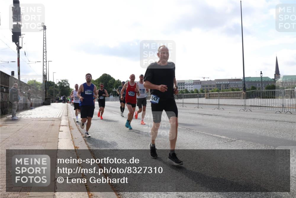 29.06.2025 - hella hamburg halbmarathon Lena Gebhardt http://msf.ph/oto/8327310 29.06.2025 09:48:42 Lombardsbrücke 4381, 13940, 8121, 2262, 15382, 547, 1042, 1290, 1505, 1571, 1710, 2262, 2399, 2767, 3480, 3547, 4062, 4359, 4381, 4860, 5003, 5124, 5307, 5554, 5709, 6993, 7152, 7154, 7310, 7482, 7884, 8002, 8121, 8571, 8933, 9403, 9643, 10190, 10404, 10738, 10793, 10852, 11106, 11177, 11929, 12044, 12051, 12488, 12514, 12916, 13137, 13372, 13483, 13940, 13975, 14875, 15931, 15959, 16119 meine-sportfotos.de