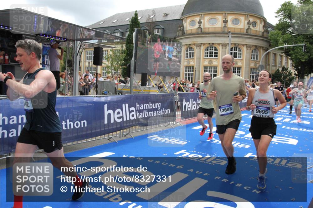 29.06.2025 - hella hamburg halbmarathon Michael Strokosch http://msf.ph/oto/8327331 29.06.2025 10:49:06 Ziel 1381, 1452, 2260, 3985, 4832, 4847, 4890, 7297, 8302, 8821, 8889, 9695, 13183, 13614, 13688, 16627, 17632 meine-sportfotos.de