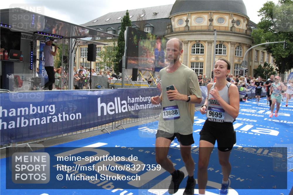 29.06.2025 - hella hamburg halbmarathon Michael Strokosch http://msf.ph/oto/8327359 29.06.2025 10:49:06 Ziel 1381, 1452, 2260, 3985, 4832, 4847, 4890, 7297, 8302, 8821, 8889, 9695, 13183, 13614, 13688, 16627, 17632 meine-sportfotos.de