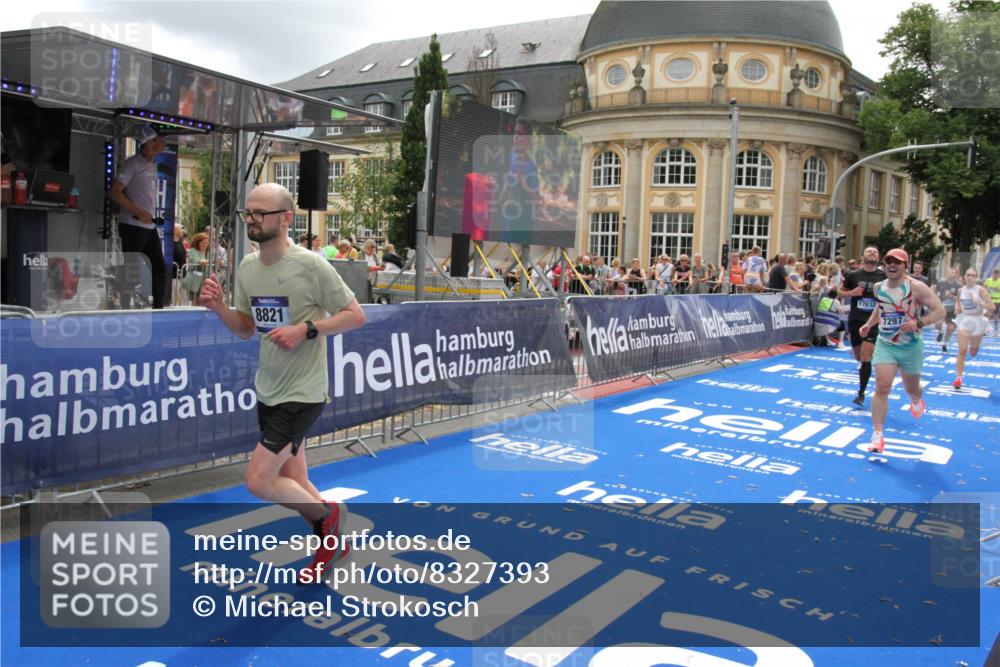 29.06.2025 - hella hamburg halbmarathon Michael Strokosch http://msf.ph/oto/8327393 29.06.2025 10:49:07 Ziel 1381, 1452, 4832, 4847, 4890, 7297, 8302, 8821, 9695, 13614, 13688, 16627, 17173, 17632, 18598 meine-sportfotos.de