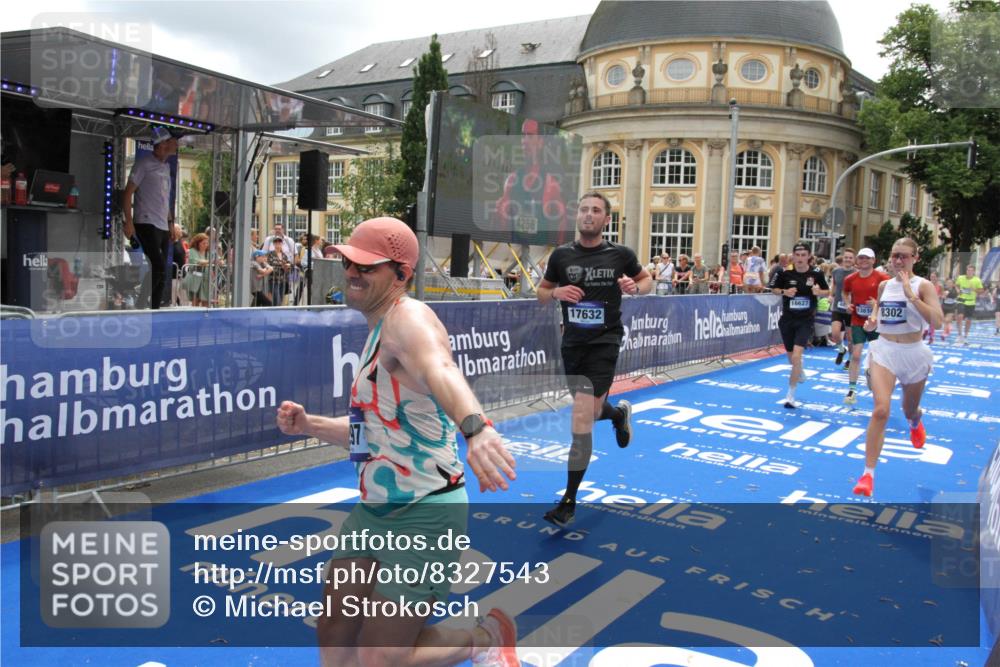 29.06.2025 - hella hamburg halbmarathon Michael Strokosch http://msf.ph/oto/8327543 29.06.2025 10:49:08 Ziel 4832, 4847, 4890, 6389, 7297, 8302, 8821, 9695, 13614, 13688, 16627, 17173, 17632, 18598 meine-sportfotos.de