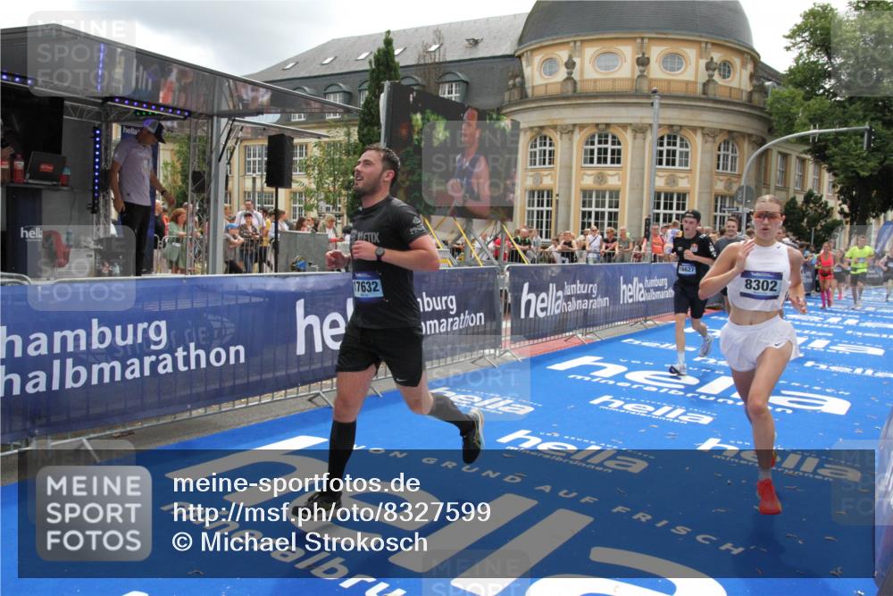 29.06.2025 - hella hamburg halbmarathon Michael Strokosch http://msf.ph/oto/8327599 29.06.2025 10:49:08 Ziel 4832, 4847, 4890, 6389, 7297, 8302, 8821, 9695, 13614, 13688, 16627, 17173, 17632, 18598 meine-sportfotos.de