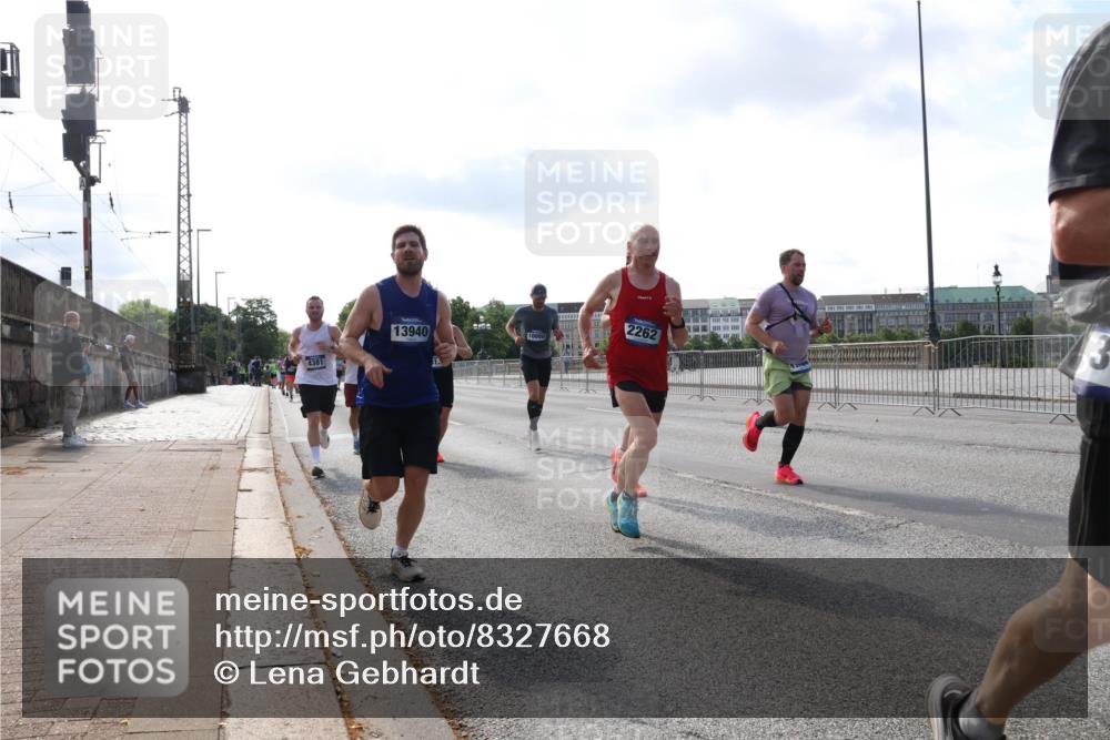 29.06.2025 - hella hamburg halbmarathon Lena Gebhardt http://msf.ph/oto/8327668 29.06.2025 09:48:43 Lombardsbrücke 4381, 13940, 2262, 1042, 1290, 1505, 1571, 1710, 2262, 2399, 2767, 3480, 3547, 4062, 4359, 4381, 5003, 5124, 5307, 5554, 5709, 6993, 7152, 7154, 7310, 7482, 7884, 8002, 8121, 8571, 8933, 9403, 9643, 10190, 10404, 10738, 10793, 10852, 11106, 11177, 11423, 11929, 12044, 12051, 12488, 12916, 13137, 13372, 13483, 13940, 13975, 14875, 15931, 15959, 16119 meine-sportfotos.de