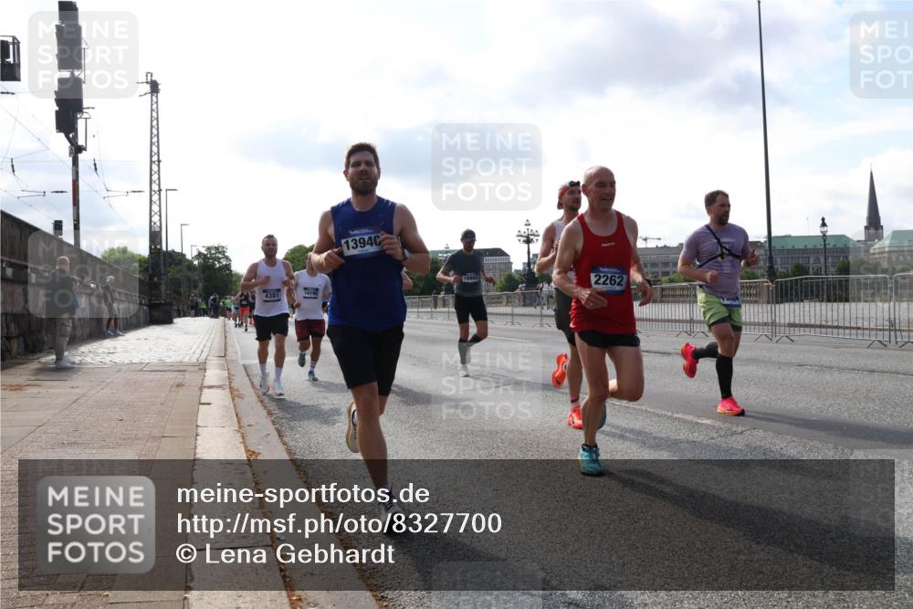 29.06.2025 - hella hamburg halbmarathon Lena Gebhardt http://msf.ph/oto/8327700 29.06.2025 09:48:43 Lombardsbrücke 4381, 10190, 1394, 2262, 1042, 1290, 1505, 1571, 1710, 2262, 2399, 2767, 3480, 3547, 4062, 4359, 4381, 5003, 5124, 5307, 5554, 5709, 6993, 7152, 7154, 7310, 7482, 7884, 8002, 8121, 8571, 8933, 9403, 9643, 10190, 10404, 10738, 10793, 10852, 11106, 11177, 11423, 11929, 12044, 12051, 12488, 12916, 13137, 13372, 13483, 13940, 13975, 14875, 15931, 15959, 16119 meine-sportfotos.de