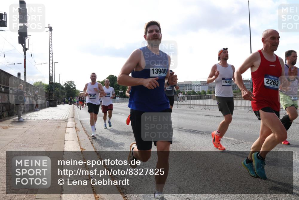 29.06.2025 - hella hamburg halbmarathon Lena Gebhardt http://msf.ph/oto/8327825 29.06.2025 09:48:44 Lombardsbrücke 4381, 0190, 13940, 10980, 15382, 2262, 1042, 1290, 1505, 1571, 1710, 2262, 2399, 2767, 3480, 3547, 4062, 4359, 4381, 5003, 5124, 5307, 5554, 5709, 6993, 7152, 7154, 7310, 7482, 7884, 8002, 8121, 8571, 8933, 9403, 9643, 10190, 10404, 10451, 10738, 10793, 10852, 11106, 11177, 11423, 11929, 12044, 12051, 12488, 12916, 13137, 13372, 13483, 13940, 13975, 14875, 15931, 15959 meine-sportfotos.de