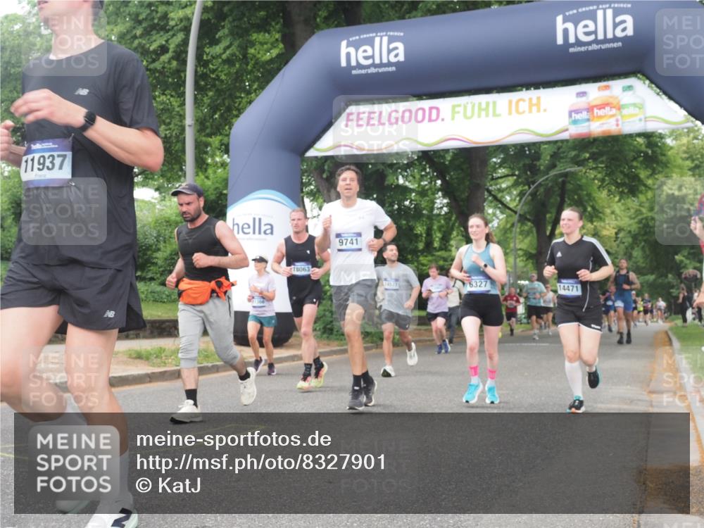 29.06.2025 - hella hamburg halbmarathon KatJ http://msf.ph/oto/8327901 29.06.2025 10:46:45 Zwischen KM18-KM19 2426, 3780, 6327 meine-sportfotos.de