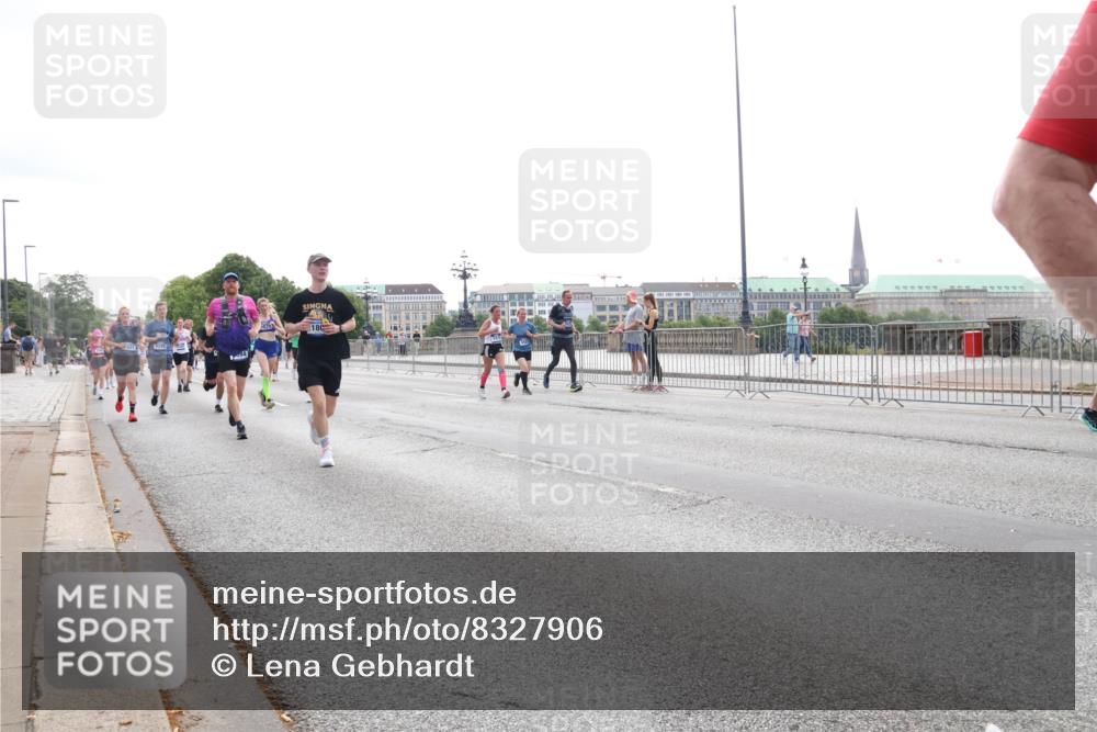 29.06.2025 - hella hamburg halbmarathon Lena Gebhardt http://msf.ph/oto/8327906 29.06.2025 10:37:47 Lombardsbrücke 4, 180, 1276, 1337, 1475, 1578, 1799, 1819, 1985, 2016, 2199, 2486, 2640, 2786, 2853, 3230, 3246, 3633, 3880, 4921, 5139, 5146, 5171, 5186, 5522, 5790, 5875, 6243, 6362, 6697, 6821, 6955, 7085, 7124, 7235, 7244, 7321, 7350, 7544, 7629, 7696, 7777, 7823, 8843, 8985, 9247, 9288, 9524, 9895, 10159, 10506, 10836, 11087, 11543, 12123, 12254, 12472, 12824, 16680, 17798 meine-sportfotos.de