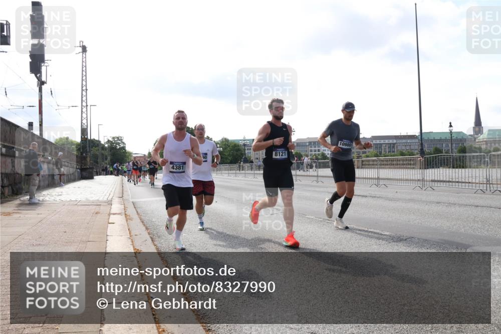 29.06.2025 - hella hamburg halbmarathon Lena Gebhardt http://msf.ph/oto/8327990 29.06.2025 09:48:45 Lombardsbrücke 4381, 90, 8121, 10980, 1042, 1290, 1505, 1571, 1600, 1710, 2262, 2399, 3480, 3547, 4062, 4359, 4381, 5003, 5124, 5307, 5554, 5709, 6993, 7152, 7154, 7310, 7482, 7884, 8002, 8121, 8571, 9403, 9643, 10190, 10404, 10451, 10738, 10793, 10852, 11106, 11177, 11423, 12044, 12051, 12488, 12739, 12916, 13137, 13372, 13483, 13940, 13975, 14875, 15931, 15959 meine-sportfotos.de