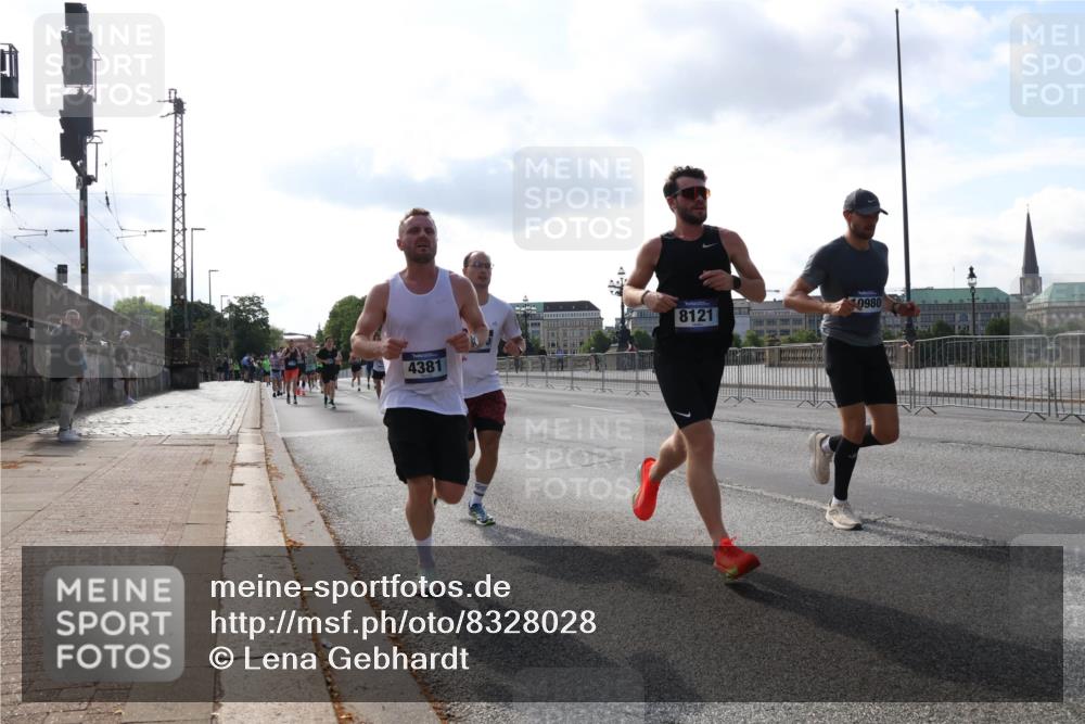 29.06.2025 - hella hamburg halbmarathon Lena Gebhardt http://msf.ph/oto/8328028 29.06.2025 09:48:45 Lombardsbrücke 4381, 8121, 0980, 1042, 1290, 1505, 1571, 1600, 1710, 2262, 2399, 3480, 3547, 4062, 4359, 4381, 5003, 5124, 5307, 5554, 5709, 6993, 7152, 7154, 7310, 7482, 7884, 8002, 8121, 8571, 9403, 9643, 10190, 10404, 10451, 10738, 10793, 10852, 11106, 11177, 11423, 12044, 12051, 12488, 12739, 12916, 13137, 13372, 13483, 13940, 13975, 14875, 15931, 15959 meine-sportfotos.de
