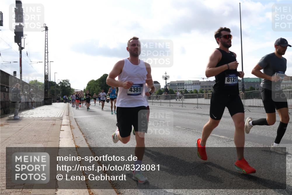 29.06.2025 - hella hamburg halbmarathon Lena Gebhardt http://msf.ph/oto/8328081 29.06.2025 09:48:45 Lombardsbrücke 4381, 8121, 10980, 1042, 1290, 1505, 1571, 1600, 1710, 2262, 2399, 3480, 3547, 4062, 4359, 4381, 5003, 5124, 5307, 5554, 5709, 6993, 7152, 7154, 7310, 7482, 7884, 8002, 8121, 8571, 9403, 9643, 10190, 10404, 10451, 10738, 10793, 10852, 11106, 11177, 11423, 12044, 12051, 12488, 12739, 12916, 13137, 13372, 13483, 13940, 13975, 14875, 15931, 15959 meine-sportfotos.de