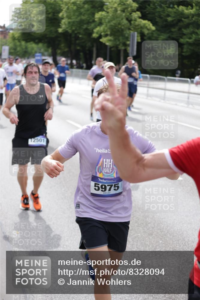 29.06.2025 - hella hamburg halbmarathon Jannik Wohlers http://msf.ph/oto/8328094 29.06.2025 10:40:00 Lombardsbrücke 1018, 1037, 2109, 2515, 2572, 2762, 2763, 3237, 3293, 3295, 3808, 3810, 4271, 4756, 4906, 5059, 5113, 5351, 5352, 5702, 5975, 6076, 6229, 6278, 6280, 6363, 6463, 6673, 6866, 6876, 7108, 7174, 7675, 7850, 8307, 8391, 9000, 9468, 10474, 11176, 11653, 11717, 11970, 11973, 12364, 12444, 12501, 12760, 12981, 13030, 13290, 13410, 13466, 13651, 14341, 14851, 15549, 15927, 15933, 16085, 16681, 16955, 17318, 18101, 18110, 18213, 18353, 18490, 18771, 18946 meine-sportfotos.de