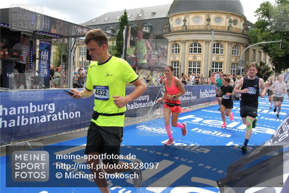 29.06.2025 - hella hamburg halbmarathon Michael Strokosch http://msf.ph/oto/8328097 29.06.2025 10:49:13 Ziel 2013, 4832, 4847, 4890, 6389, 10184, 15523, 16414, 16731, 17173, 18598, 18842 meine-sportfotos.de