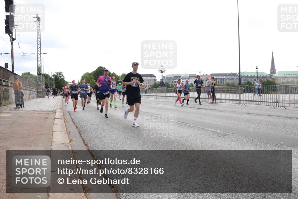 29.06.2025 - hella hamburg halbmarathon Lena Gebhardt http://msf.ph/oto/8328166 29.06.2025 10:37:47 Lombardsbrücke 7321, 801, 1276, 1337, 1475, 1578, 1799, 1819, 1985, 2016, 2199, 2486, 2640, 2786, 2853, 3230, 3246, 3633, 3880, 4921, 5139, 5146, 5171, 5186, 5522, 5790, 5875, 6243, 6362, 6697, 6821, 6955, 7085, 7124, 7235, 7244, 7321, 7350, 7544, 7629, 7696, 7777, 7823, 8843, 8985, 9247, 9288, 9524, 9895, 10159, 10506, 10836, 11087, 11543, 12123, 12254, 12472, 12824, 16680, 17798 meine-sportfotos.de