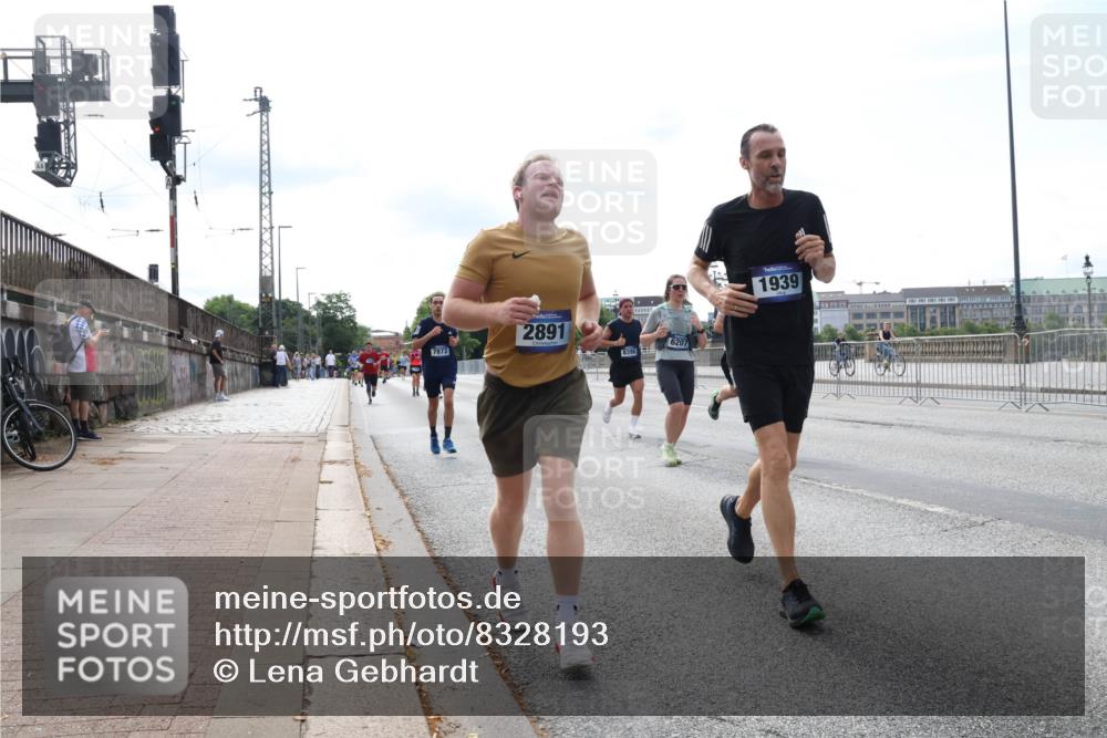 29.06.2025 - hella hamburg halbmarathon Lena Gebhardt http://msf.ph/oto/8328193 29.06.2025 10:13:00 Lombardsbrücke 7873, 2891, 8398, 6207, 1939, 1020, 1051, 1249, 1747, 1785, 1851, 1939, 2531, 2891, 2942, 3182, 3218, 3360, 3728, 4532, 5150, 6207, 6489, 7014, 7873, 7907, 8398, 8405, 8913, 8917, 8971, 9141, 10067, 10402, 11025, 11720, 12456, 13566, 13816, 14404, 14540, 14869, 15012, 15369, 15531, 16030, 16255, 16323, 16437, 16473, 16826, 16911, 17061, 17699, 17988, 17994, 18048, 18178, 18320, 18493, 18530, 18732 meine-sportfotos.de
