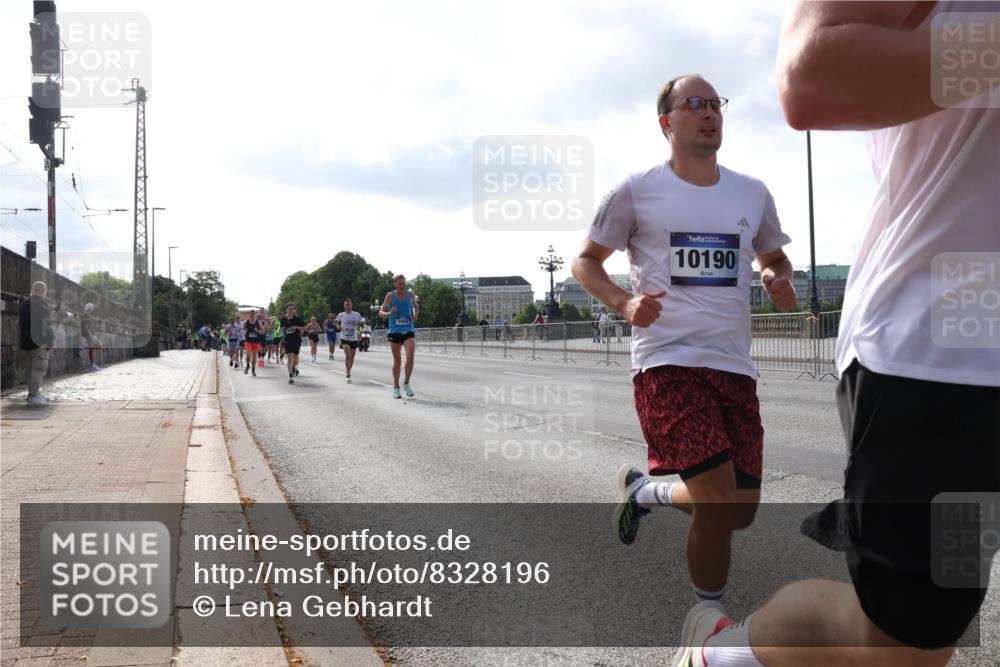 29.06.2025 - hella hamburg halbmarathon Lena Gebhardt http://msf.ph/oto/8328196 29.06.2025 09:48:46 Lombardsbrücke 5003, 10190, 1042, 1290, 1505, 1571, 1600, 1710, 2262, 2399, 2797, 3480, 3547, 4062, 4359, 4381, 5003, 5124, 5307, 5554, 5709, 6047, 6993, 7152, 7154, 7310, 7482, 7884, 8002, 8121, 8571, 9403, 9640, 9643, 10190, 10404, 10451, 10738, 10793, 10852, 11106, 11177, 11423, 12044, 12051, 12091, 12488, 12739, 12916, 13137, 13372, 13483, 13755, 13940, 13975, 15931, 15959 meine-sportfotos.de