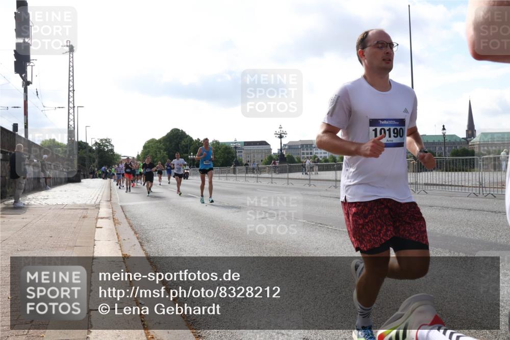 29.06.2025 - hella hamburg halbmarathon Lena Gebhardt http://msf.ph/oto/8328212 29.06.2025 09:48:46 Lombardsbrücke 10190, 1042, 1290, 1505, 1571, 1600, 1710, 2262, 2399, 2797, 3480, 3547, 4062, 4359, 4381, 5003, 5124, 5307, 5554, 5709, 6047, 6993, 7152, 7154, 7310, 7482, 7884, 8002, 8121, 8571, 9403, 9640, 9643, 10190, 10404, 10451, 10738, 10793, 10852, 11106, 11177, 11423, 12044, 12051, 12091, 12488, 12739, 12916, 13137, 13372, 13483, 13755, 13940, 13975, 15931, 15959 meine-sportfotos.de