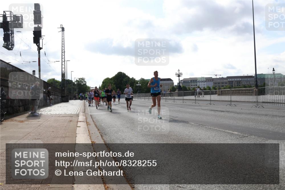 29.06.2025 - hella hamburg halbmarathon Lena Gebhardt http://msf.ph/oto/8328255 29.06.2025 09:48:47 Lombardsbrücke 5003, 1042, 1290, 1505, 1571, 1600, 1710, 2262, 2399, 2797, 3480, 3547, 4062, 4359, 4381, 5003, 5124, 5307, 5554, 5709, 6047, 6993, 7152, 7154, 7310, 7482, 7743, 7884, 8002, 8121, 8571, 9403, 9640, 9643, 10190, 10404, 10451, 10738, 10793, 10852, 11106, 11177, 11423, 12044, 12051, 12091, 12488, 12739, 12916, 13137, 13372, 13483, 13755, 13940, 13975, 15931 meine-sportfotos.de
