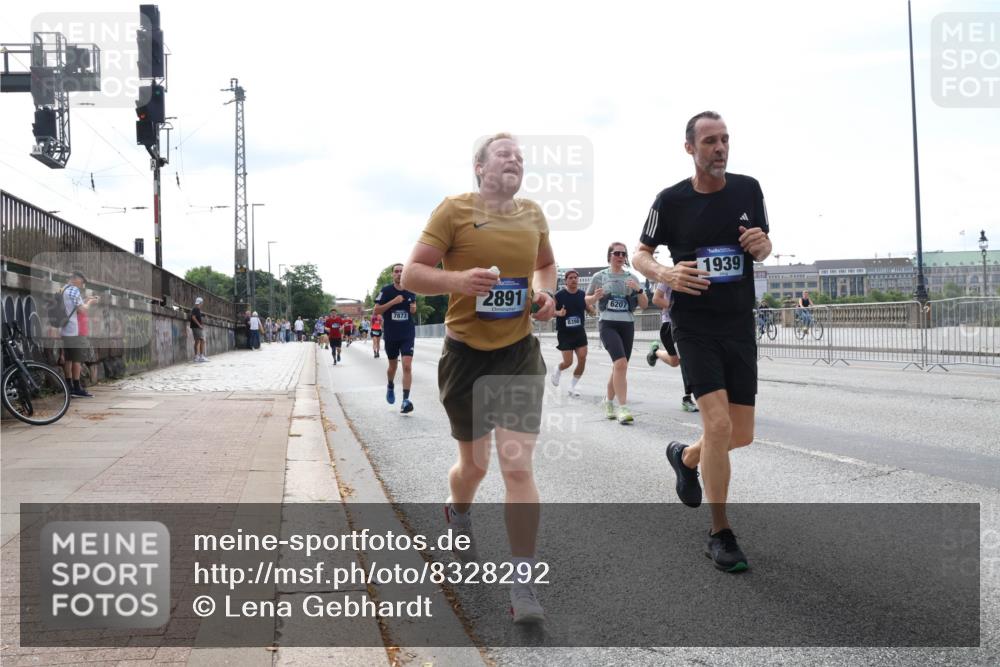 29.06.2025 - hella hamburg halbmarathon Lena Gebhardt http://msf.ph/oto/8328292 29.06.2025 10:13:00 Lombardsbrücke 7873, 2891, 8398, 6207, 1939, 1020, 1051, 1249, 1747, 1785, 1851, 1939, 2531, 2891, 2942, 3182, 3218, 3360, 3728, 4532, 5150, 6207, 6489, 7014, 7873, 7907, 8398, 8405, 8913, 8917, 8971, 9141, 10067, 10402, 11025, 11720, 12456, 13566, 13816, 14404, 14540, 14869, 15012, 15369, 15531, 16030, 16255, 16323, 16437, 16473, 16826, 16911, 17061, 17699, 17988, 17994, 18048, 18178, 18320, 18493, 18530, 18732 meine-sportfotos.de
