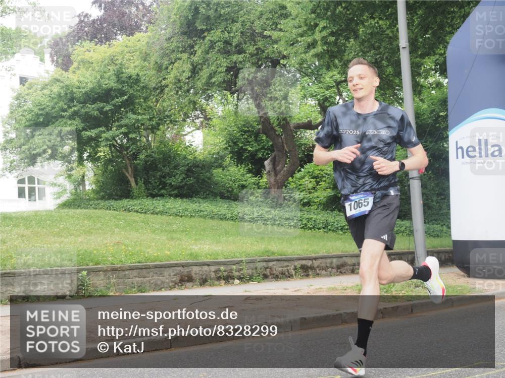 29.06.2025 - hella hamburg halbmarathon KatJ http://msf.ph/oto/8328299 29.06.2025 10:17:10 Zwischen KM18-KM19 1065 meine-sportfotos.de