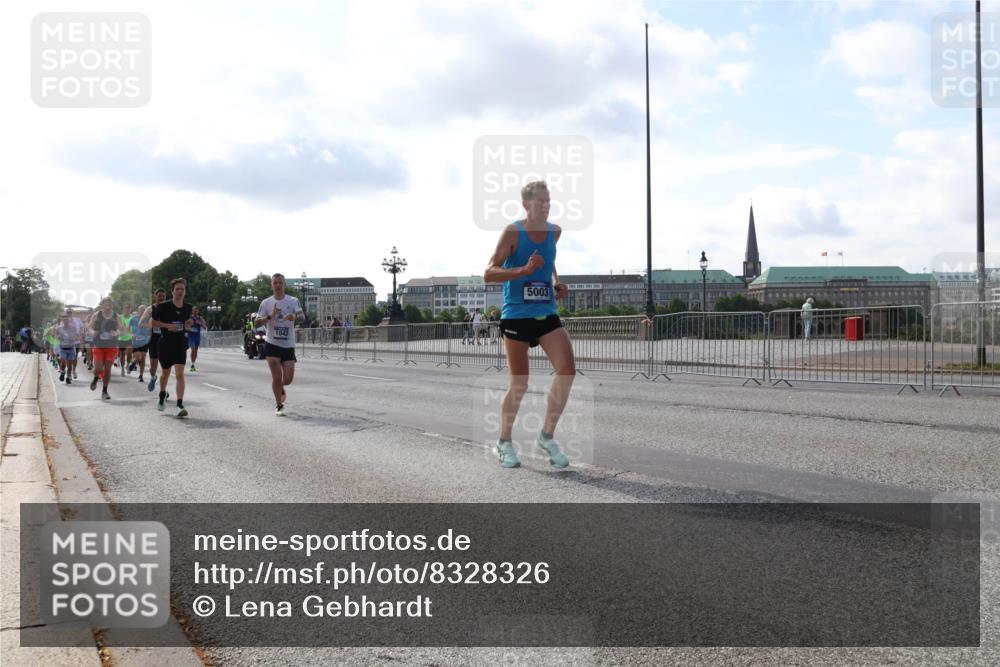 29.06.2025 - hella hamburg halbmarathon Lena Gebhardt http://msf.ph/oto/8328326 29.06.2025 09:48:48 Lombardsbrücke 1042, 5003, 1042, 1290, 1505, 1571, 1600, 1710, 2262, 2399, 2797, 3480, 3547, 4062, 4359, 4381, 5003, 5124, 5307, 5554, 5709, 6037, 6047, 6993, 7152, 7154, 7310, 7482, 7743, 7884, 8002, 8121, 8571, 9403, 9640, 9643, 10190, 10404, 10451, 10738, 10793, 10852, 10877, 11106, 11177, 11423, 12044, 12051, 12091, 12168, 12488, 12739, 12916, 13137, 13372, 13483, 13755, 13940, 13975, 15931 meine-sportfotos.de