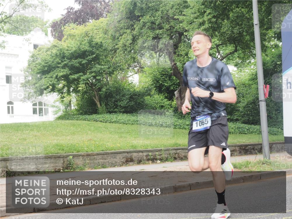 29.06.2025 - hella hamburg halbmarathon KatJ http://msf.ph/oto/8328343 29.06.2025 10:17:10 Zwischen KM18-KM19 1065 meine-sportfotos.de