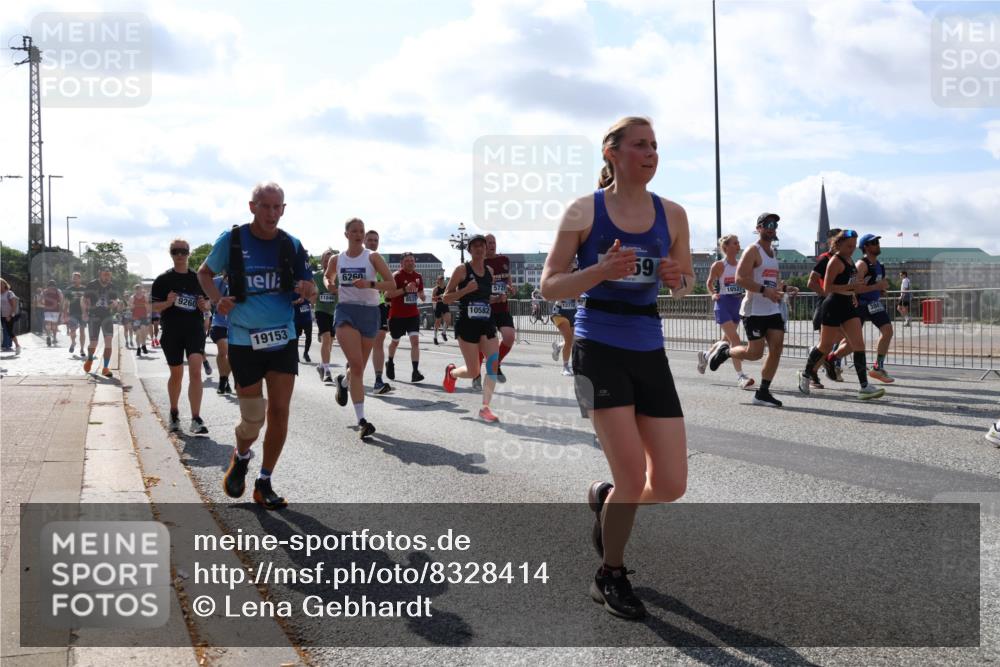 29.06.2025 - hella hamburg halbmarathon Lena Gebhardt http://msf.ph/oto/8328414 29.06.2025 10:00:19 Lombardsbrücke 9260, 19153, 11846, 6260, 10582, 572, 59, 16527, 1006, 1019, 1125, 1180, 1239, 1264, 1526, 1544, 1568, 1681, 1834, 1914, 2027, 2086, 2099, 2159, 2236, 2346, 2348, 2364, 2426, 2447, 2582, 2584, 2606, 2652, 2676, 2677, 2730, 2910, 2982, 3042, 3177, 3181, 3319, 3400, 3794, 3836, 3861, 3898, 4013, 4231, 4419, 4579, 4594, 4632, 4767, 4772, 4796, 4813, 4940, 4945, 5272, 5341, 5643, 5728, 6082, 6084, 6104, 6174, 6201, 6202, 6220, 6260, 6462, 6470, 6581, 6587 meine-sportfotos.de