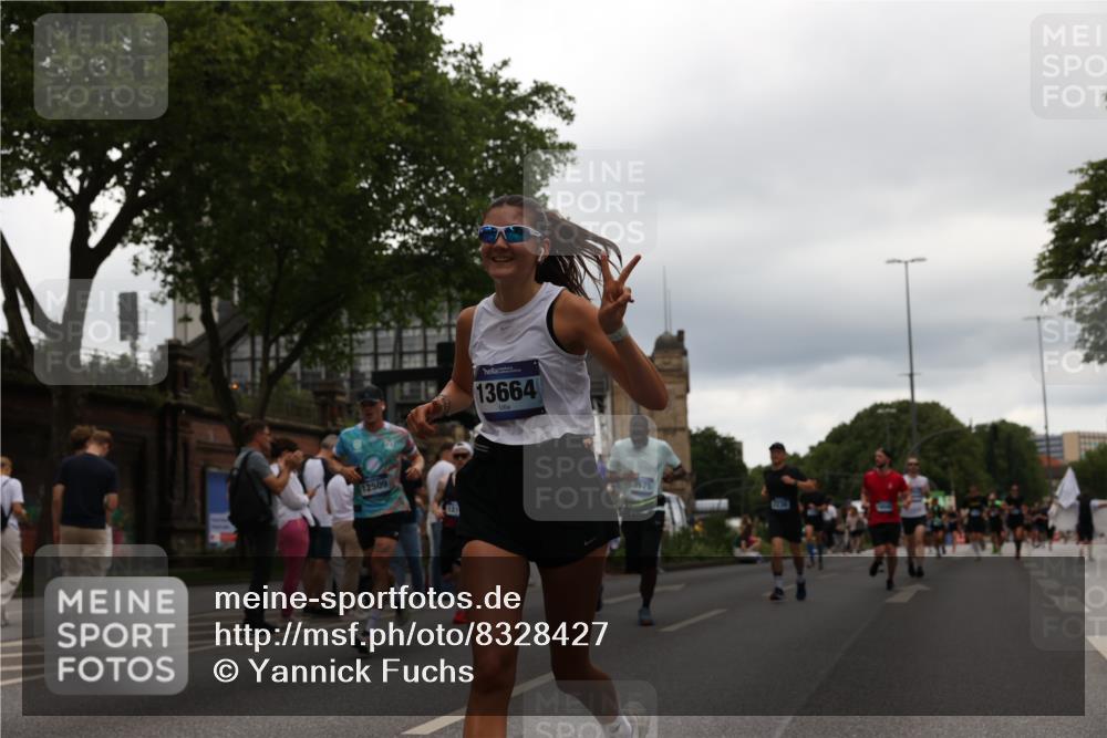 29.06.2025 - hella hamburg halbmarathon Yannick Fuchs http://msf.ph/oto/8328427 29.06.2025 10:51:36 20KM 1200, 1239, 1563, 2025, 2236, 2606, 2652, 2759, 2806, 2883, 3093, 3141, 3575, 4261, 4426, 4579, 5015, 5134, 5391, 5457, 5458, 6281, 6302, 6531, 6720, 6892, 7159, 7833, 9450, 10383, 10408, 10599, 12144, 12509, 12773, 13376, 13465, 13664, 15090, 15189, 15229, 15349, 15664, 16418, 16517, 17455, 17543, 17758, 18508 meine-sportfotos.de