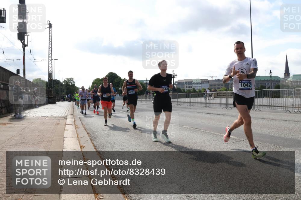 29.06.2025 - hella hamburg halbmarathon Lena Gebhardt http://msf.ph/oto/8328439 29.06.2025 09:48:50 Lombardsbrücke 15161, 1073, 43, 1042, 1042, 1290, 1505, 1571, 1600, 1710, 2262, 2399, 2797, 3480, 3547, 4062, 4359, 4381, 5003, 5124, 5307, 5554, 5709, 6037, 6047, 6993, 7152, 7154, 7310, 7482, 7743, 7884, 8002, 8121, 8571, 9403, 9640, 9643, 10190, 10404, 10451, 10738, 10852, 10877, 11106, 11177, 11423, 12044, 12051, 12091, 12168, 12488, 12739, 12916, 13064, 13137, 13372, 13483, 13755, 13940, 13975, 14075, 14603, 15931 meine-sportfotos.de