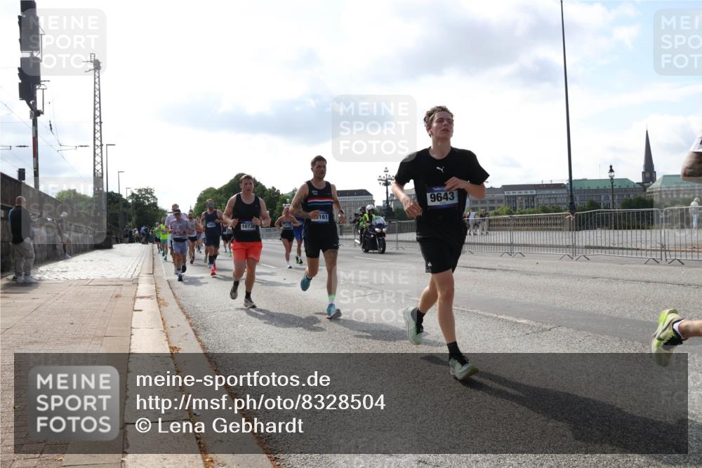 29.06.2025 - hella hamburg halbmarathon Lena Gebhardt http://msf.ph/oto/8328504 29.06.2025 09:48:50 Lombardsbrücke 161, 10738, 9643, 1042, 1290, 1505, 1571, 1600, 1710, 2262, 2399, 2797, 3480, 3547, 4062, 4359, 4381, 5003, 5124, 5307, 5554, 5709, 6037, 6047, 6993, 7152, 7154, 7310, 7482, 7743, 7884, 8002, 8121, 8571, 9403, 9640, 9643, 10190, 10404, 10451, 10738, 10852, 10877, 11106, 11177, 11423, 12044, 12051, 12091, 12168, 12488, 12739, 12916, 13064, 13137, 13372, 13483, 13755, 13940, 13975, 14075, 14603, 15931 meine-sportfotos.de