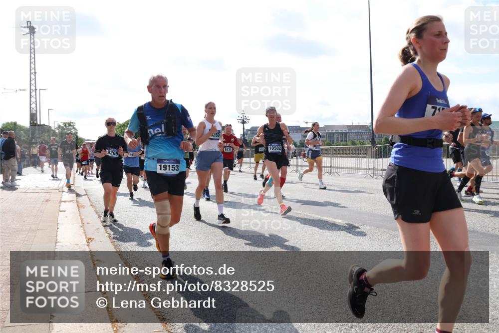 29.06.2025 - hella hamburg halbmarathon Lena Gebhardt http://msf.ph/oto/8328525 29.06.2025 10:00:19 Lombardsbrücke 9260, 149, 19153, 260, 8531, 10582, 71, 1006, 1019, 1125, 1180, 1239, 1264, 1526, 1544, 1568, 1681, 1834, 1914, 2027, 2086, 2099, 2159, 2236, 2346, 2348, 2364, 2426, 2447, 2582, 2584, 2606, 2652, 2676, 2677, 2730, 2910, 2982, 3042, 3177, 3181, 3319, 3400, 3794, 3836, 3861, 3898, 4013, 4231, 4419, 4579, 4594, 4632, 4767, 4772, 4796, 4813, 4940, 4945, 5272, 5341, 5643, 5728, 6082, 6084, 6104, 6174, 6201, 6202, 6220, 6260, 6462, 6470, 6581, 6587 meine-sportfotos.de