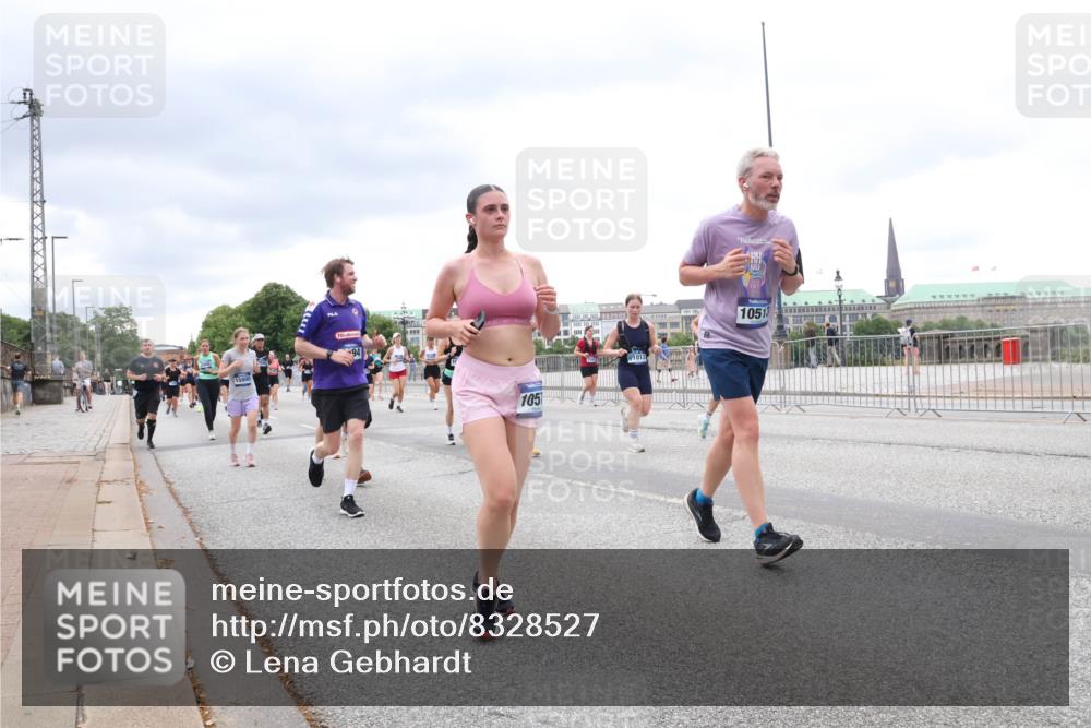 29.06.2025 - hella hamburg halbmarathon Lena Gebhardt http://msf.ph/oto/8328527 29.06.2025 10:57:58 Lombardsbrücke 15800, 105, 1013, 10513, 1123, 1242, 1248, 1265, 1388, 1643, 2015, 2169, 2273, 2275, 2451, 2567, 2900, 3191, 3385, 3433, 3644, 3750, 3936, 3954, 4059, 4117, 4197, 4429, 4521, 4830, 5104, 5117, 5632, 5676, 5736, 5782, 6316, 6337, 6825, 6827, 6857, 6916, 7172, 7193, 7262, 7556, 7720, 7783, 7977, 7990, 8159, 8439, 8440, 8441, 8442, 8474, 8512, 8708, 8713, 8773, 8873, 8888, 9059, 9180, 9233, 9318, 9319, 9394, 9398, 9436, 9481, 9496, 9613, 9832 meine-sportfotos.de