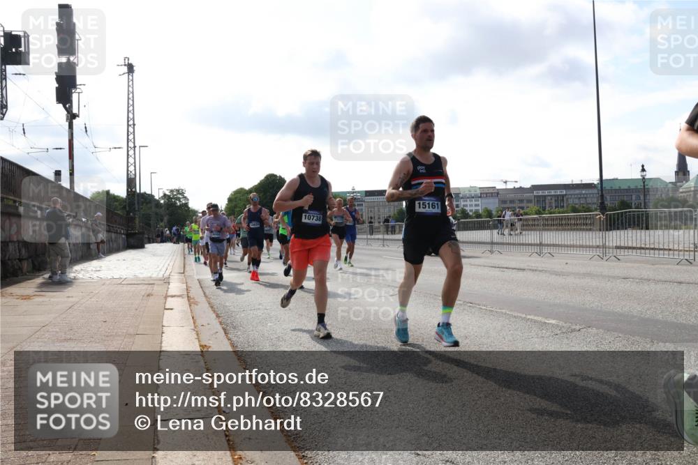 29.06.2025 - hella hamburg halbmarathon Lena Gebhardt http://msf.ph/oto/8328567 29.06.2025 09:48:51 Lombardsbrücke 10738, 13372, 15161, 1042, 1290, 1505, 1571, 1600, 1603, 1710, 2262, 2399, 2797, 3480, 3547, 4062, 4359, 4381, 5003, 5124, 5307, 5554, 5709, 6037, 6047, 6993, 7152, 7154, 7310, 7482, 7743, 7884, 8002, 8121, 8571, 9403, 9640, 9643, 10190, 10404, 10451, 10738, 10852, 10877, 11106, 11177, 11423, 12044, 12051, 12091, 12168, 12488, 12739, 12916, 13064, 13137, 13372, 13483, 13755, 13940, 13975, 14075, 14603, 15931 meine-sportfotos.de