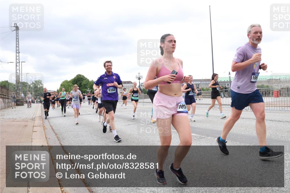 29.06.2025 - hella hamburg halbmarathon Lena Gebhardt http://msf.ph/oto/8328581 29.06.2025 10:57:58 Lombardsbrücke 15800, 9394, 10912, 11193, 105, 105, 4444, 1123, 1242, 1248, 1265, 1388, 1643, 2015, 2169, 2273, 2275, 2451, 2567, 2900, 3191, 3385, 3433, 3644, 3750, 3936, 3954, 4059, 4117, 4197, 4429, 4521, 4830, 5104, 5117, 5632, 5676, 5736, 5782, 6316, 6337, 6825, 6827, 6857, 6916, 7172, 7193, 7262, 7556, 7720, 7783, 7977, 7990, 8159, 8439, 8440, 8441, 8442, 8474, 8512, 8708, 8713, 8773, 8873, 8888, 9059, 9180, 9233, 9318, 9319, 9394, 9398, 9436, 9481, 9496, 9613, 9832 meine-sportfotos.de