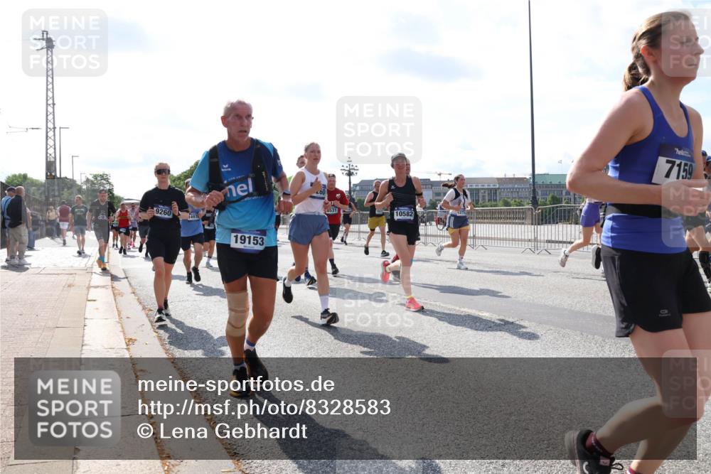 29.06.2025 - hella hamburg halbmarathon Lena Gebhardt http://msf.ph/oto/8328583 29.06.2025 10:00:19 Lombardsbrücke 9260, 1497, 19153, 60, 0531, 10582, 7159, 1006, 1019, 1125, 1180, 1239, 1264, 1526, 1544, 1568, 1681, 1834, 1914, 2027, 2086, 2099, 2159, 2236, 2346, 2348, 2364, 2426, 2447, 2582, 2584, 2606, 2652, 2676, 2677, 2730, 2910, 2982, 3042, 3177, 3181, 3319, 3400, 3794, 3836, 3861, 3898, 4013, 4231, 4419, 4579, 4594, 4632, 4767, 4772, 4796, 4813, 4940, 4945, 5272, 5341, 5643, 5728, 6082, 6084, 6104, 6174, 6201, 6202, 6220, 6260, 6462, 6470, 6581, 6587 meine-sportfotos.de