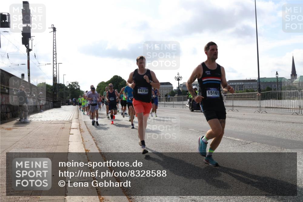 29.06.2025 - hella hamburg halbmarathon Lena Gebhardt http://msf.ph/oto/8328588 29.06.2025 09:48:51 Lombardsbrücke 14820, 18004, 10738, 15161, 1042, 1290, 1505, 1571, 1600, 1603, 1710, 2262, 2399, 2797, 3480, 3547, 4062, 4359, 4381, 5003, 5124, 5307, 5554, 5709, 6037, 6047, 6993, 7152, 7154, 7310, 7482, 7743, 7884, 8002, 8121, 8571, 9403, 9640, 9643, 10190, 10404, 10451, 10738, 10852, 10877, 11106, 11177, 11423, 12044, 12051, 12091, 12168, 12488, 12739, 12916, 13064, 13137, 13372, 13483, 13755, 13940, 13975, 14075, 14603, 15931 meine-sportfotos.de