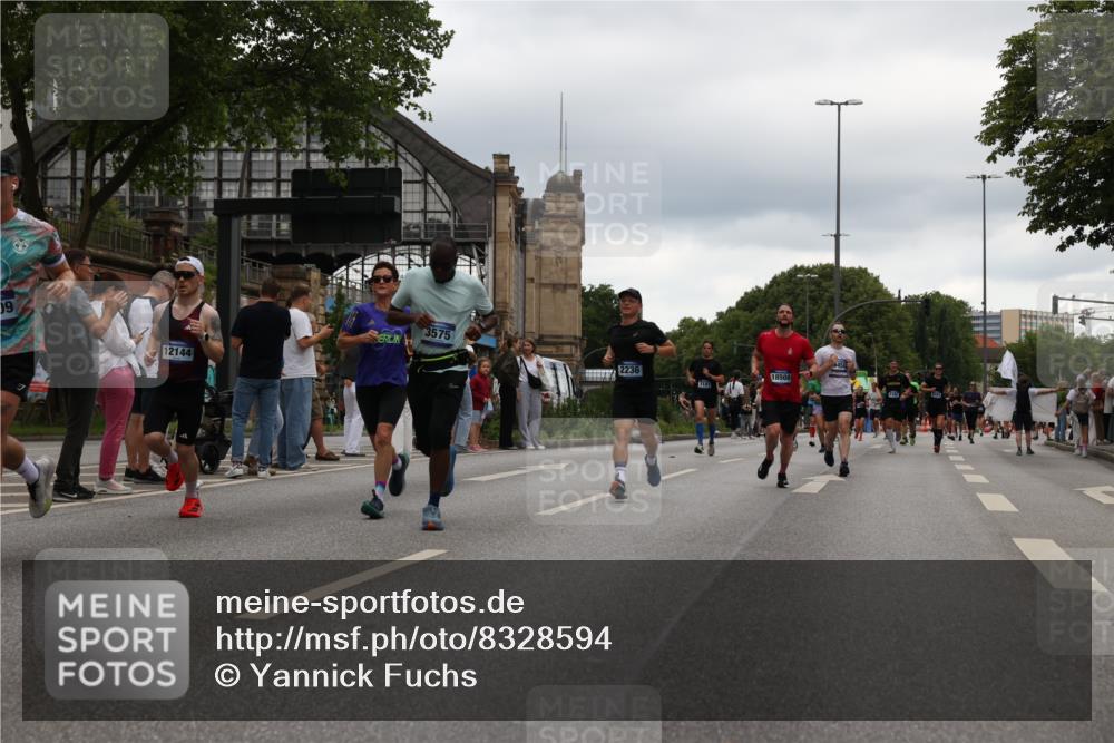 29.06.2025 - hella hamburg halbmarathon Yannick Fuchs http://msf.ph/oto/8328594 29.06.2025 10:51:37 20KM 1200, 1239, 1563, 1611, 2025, 2236, 2606, 2652, 2759, 2806, 2883, 3093, 3141, 3575, 4261, 4426, 4467, 4579, 5015, 5134, 5391, 5457, 5458, 6281, 6302, 6531, 6892, 7159, 7833, 9450, 10383, 10408, 10599, 12144, 12509, 12773, 13465, 13664, 15090, 15189, 15229, 15349, 16418, 16517, 17455, 17543, 17758, 18508 meine-sportfotos.de