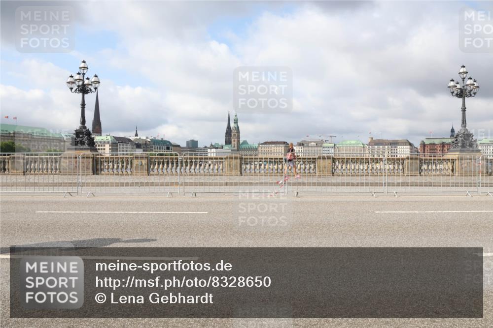 29.06.2025 - hella hamburg halbmarathon Lena Gebhardt http://msf.ph/oto/8328650 29.06.2025 09:08:38 Lombardsbrücke  meine-sportfotos.de