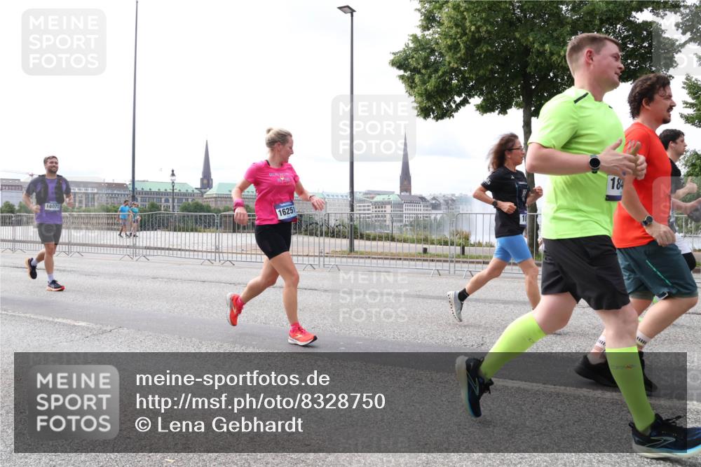 29.06.2025 - hella hamburg halbmarathon Lena Gebhardt http://msf.ph/oto/8328750 29.06.2025 10:23:40 Lombardsbrücke 18070, 16251, 184, 1048, 1304, 1362, 1545, 2125, 2489, 2925, 4122, 4391, 4646, 4728, 4793, 4990, 5055, 5160, 5358, 5406, 5661, 6502, 6747, 7029, 7820, 8031, 8149, 8181, 8502, 8676, 8716, 8918, 8920, 9217, 9301, 9603, 9715, 9877, 10649, 10739, 11044, 11300, 11454, 11793, 11798, 11879, 12073, 12874, 13149, 14265, 14338, 14510, 14512, 14521, 14821, 15709, 15739, 15853, 16185, 16251, 16416, 16558, 17013, 17099, 17199, 17207, 17299, 17719 meine-sportfotos.de