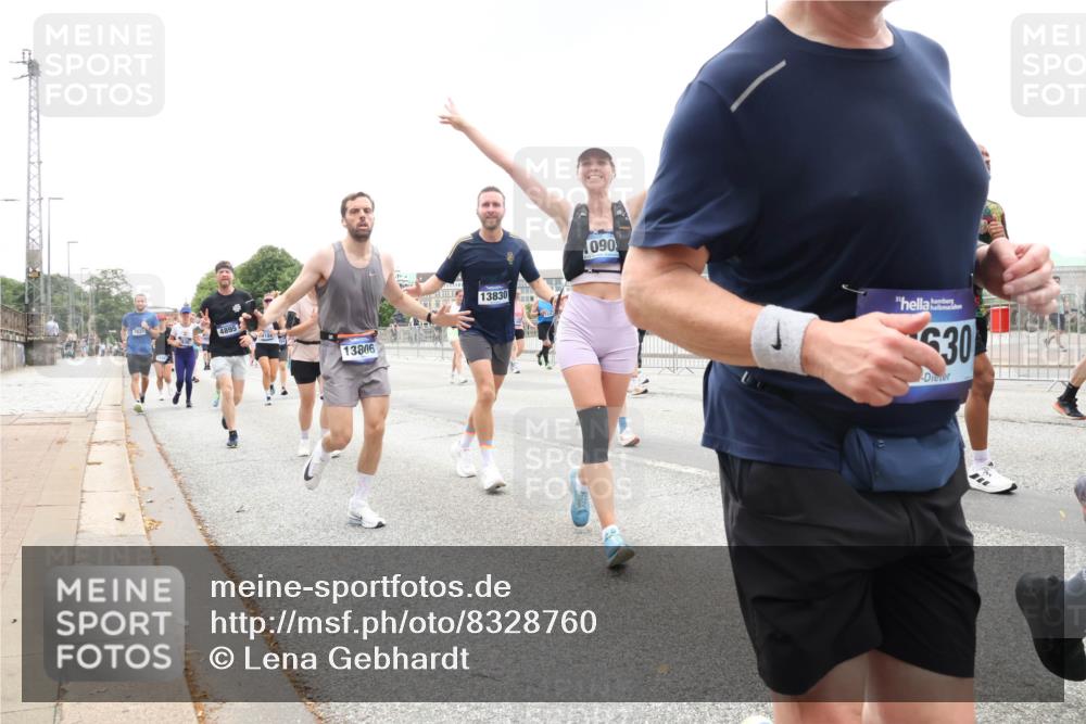 29.06.2025 - hella hamburg halbmarathon Lena Gebhardt http://msf.ph/oto/8328760 29.06.2025 10:47:28 Lombardsbrücke 4895, 13806, 13830, 090, 630, 1045, 1185, 1434, 1463, 1523, 1593, 1607, 1704, 1961, 2148, 2327, 2407, 2537, 2555, 2665, 2704, 2790, 2882, 2994, 3339, 4037, 4184, 4239, 4325, 4423, 4483, 4806, 4895, 4974, 4975, 5621, 5622, 5895, 6255, 6256, 6485, 6496, 6879, 6995, 7073, 7403, 7430, 7431, 7630, 7631, 7970, 8105, 8131, 8270, 8550, 8706, 8915, 8953, 8967, 9018, 9687, 10991, 11351, 11458, 11730, 11738, 11802, 12431 meine-sportfotos.de