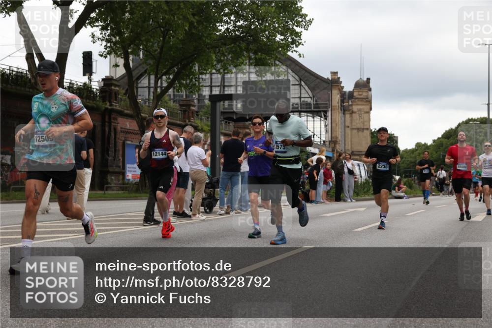 29.06.2025 - hella hamburg halbmarathon Yannick Fuchs http://msf.ph/oto/8328792 29.06.2025 10:51:37 20KM 1200, 1239, 1563, 1611, 2025, 2236, 2606, 2652, 2759, 2806, 2883, 3093, 3141, 3575, 4261, 4426, 4467, 4579, 5015, 5134, 5391, 5457, 5458, 6281, 6302, 6531, 6892, 7159, 7833, 9450, 10383, 10408, 10599, 12144, 12509, 12773, 13465, 13664, 15090, 15189, 15229, 15349, 16418, 16517, 17455, 17543, 17758, 18508 meine-sportfotos.de