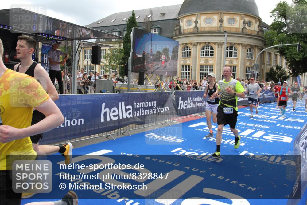 29.06.2025 - hella hamburg halbmarathon Michael Strokosch http://msf.ph/oto/8328847 29.06.2025 10:49:23 Ziel 4183, 4185, 6158, 8112, 9348, 10053, 10189, 11819, 13450, 14526, 15422, 16369 meine-sportfotos.de